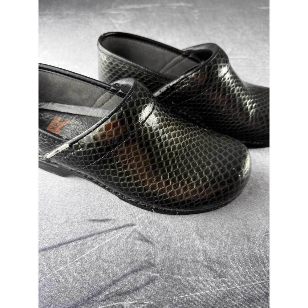Dansko XP Professional Clogs Green Snakeskin Patent Leather Slip Resistant 38 - Picture 3 of 9